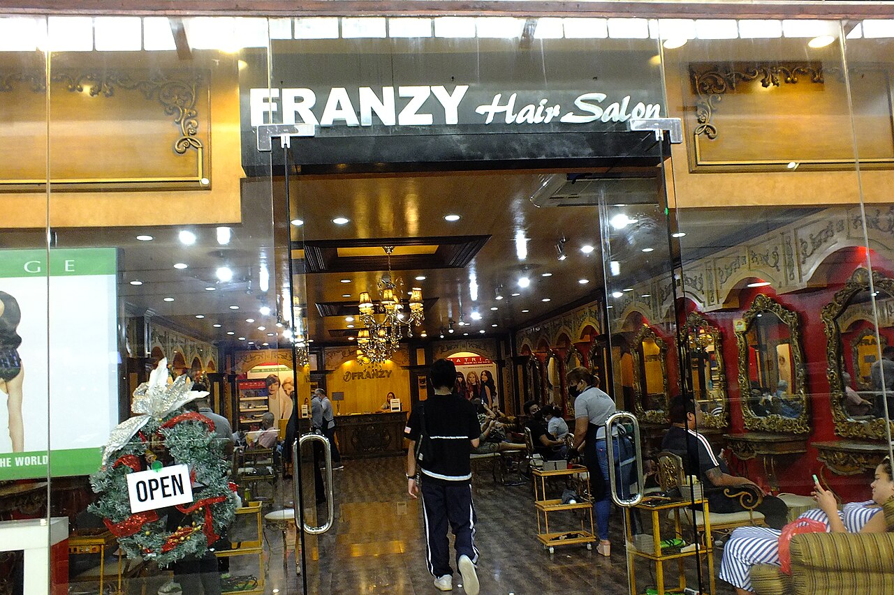 Interior salon dengan kursi dan cermin tempat pelanggan dilayani sesuai jadwal booking