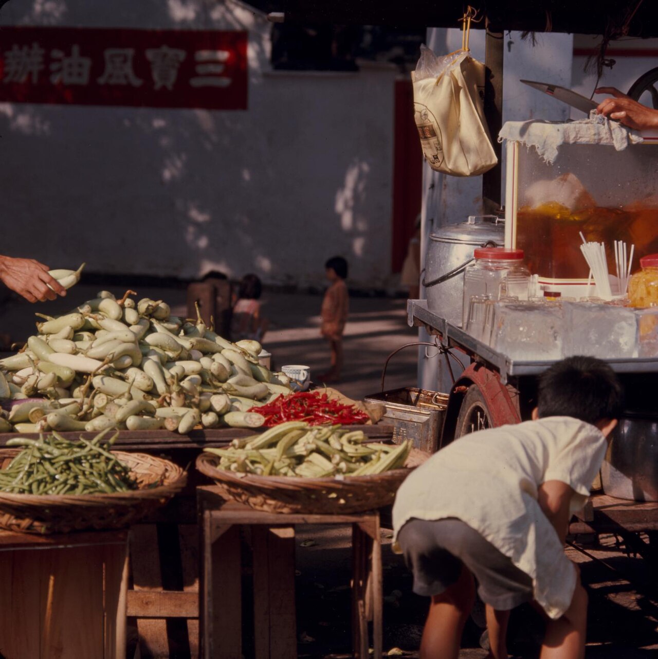 Pedagang di pasar tradisional