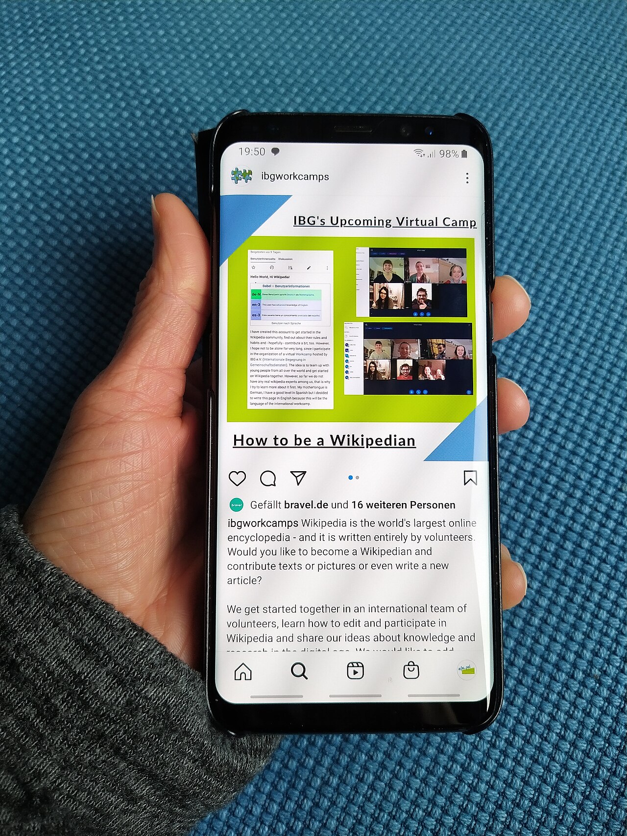 Tangan memegang smartphone