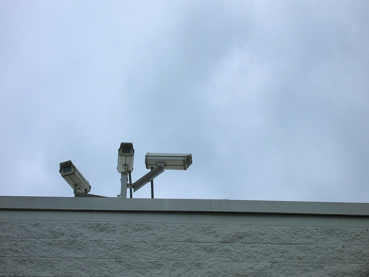 Kamera CCTV yang terpasang di dinding gedung
