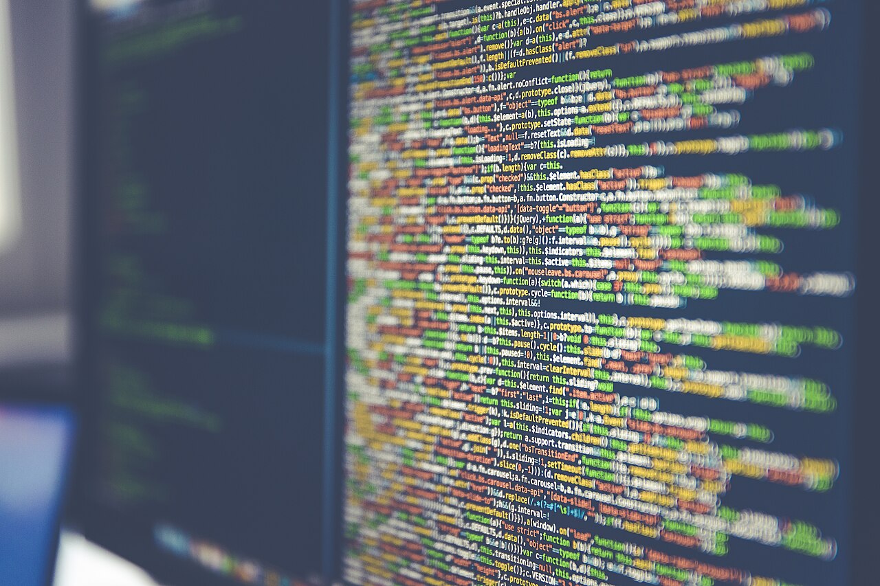 Kode program di layar monitor