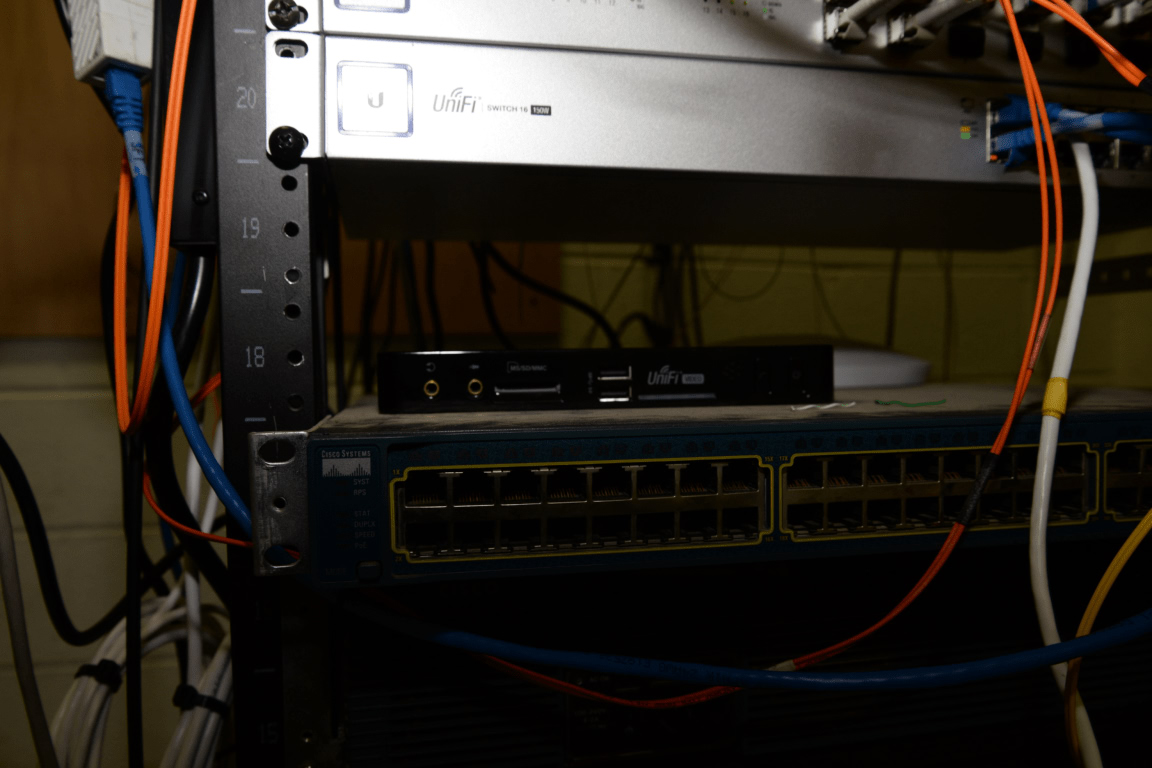 Rak server dengan kabel jaringan