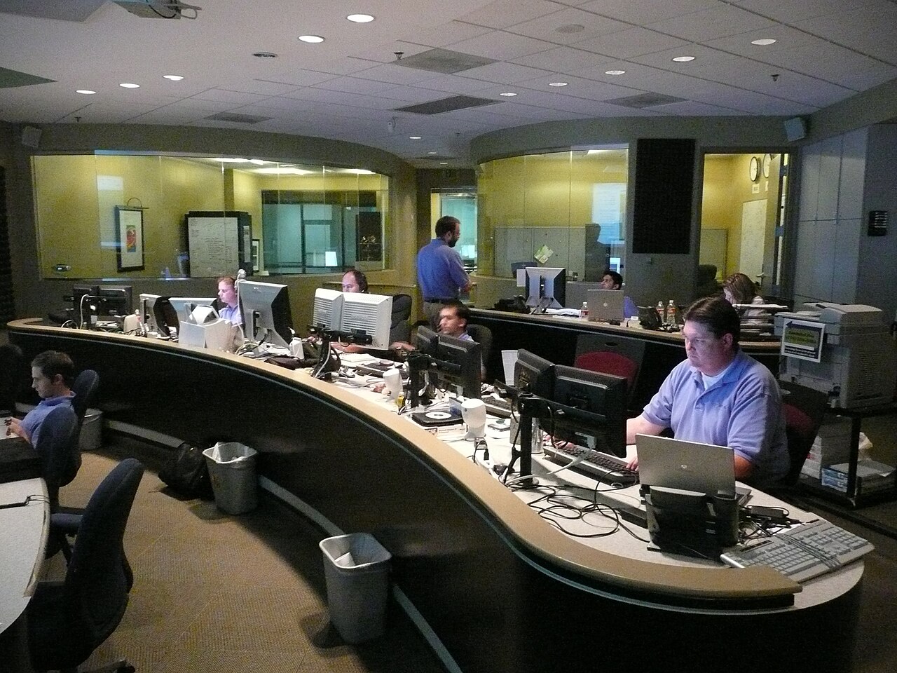 Ruang Network Operations Center dengan layar pemantau jaringan