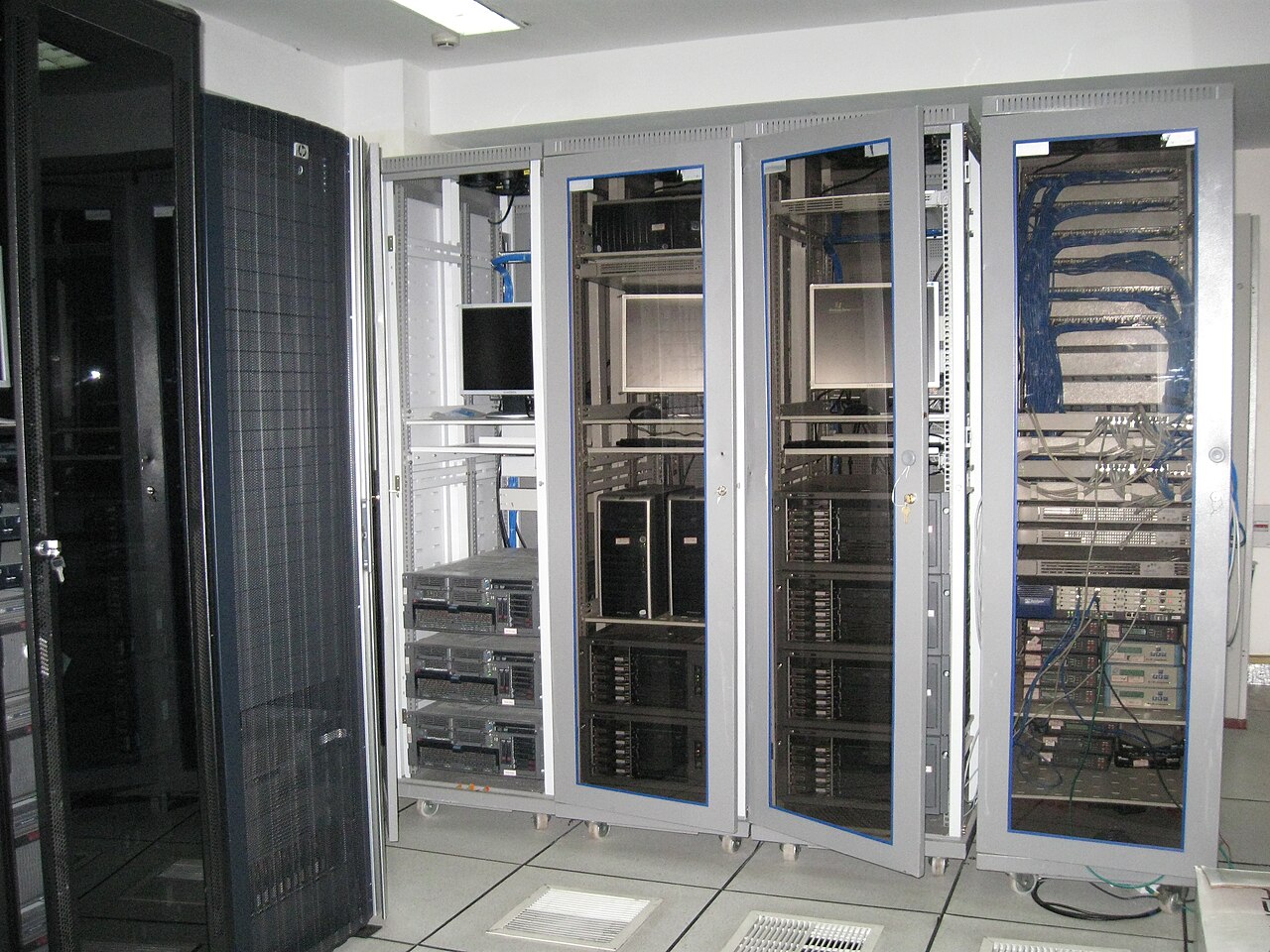 Ruang server dengan rak database yang menyimpan data aplikasi