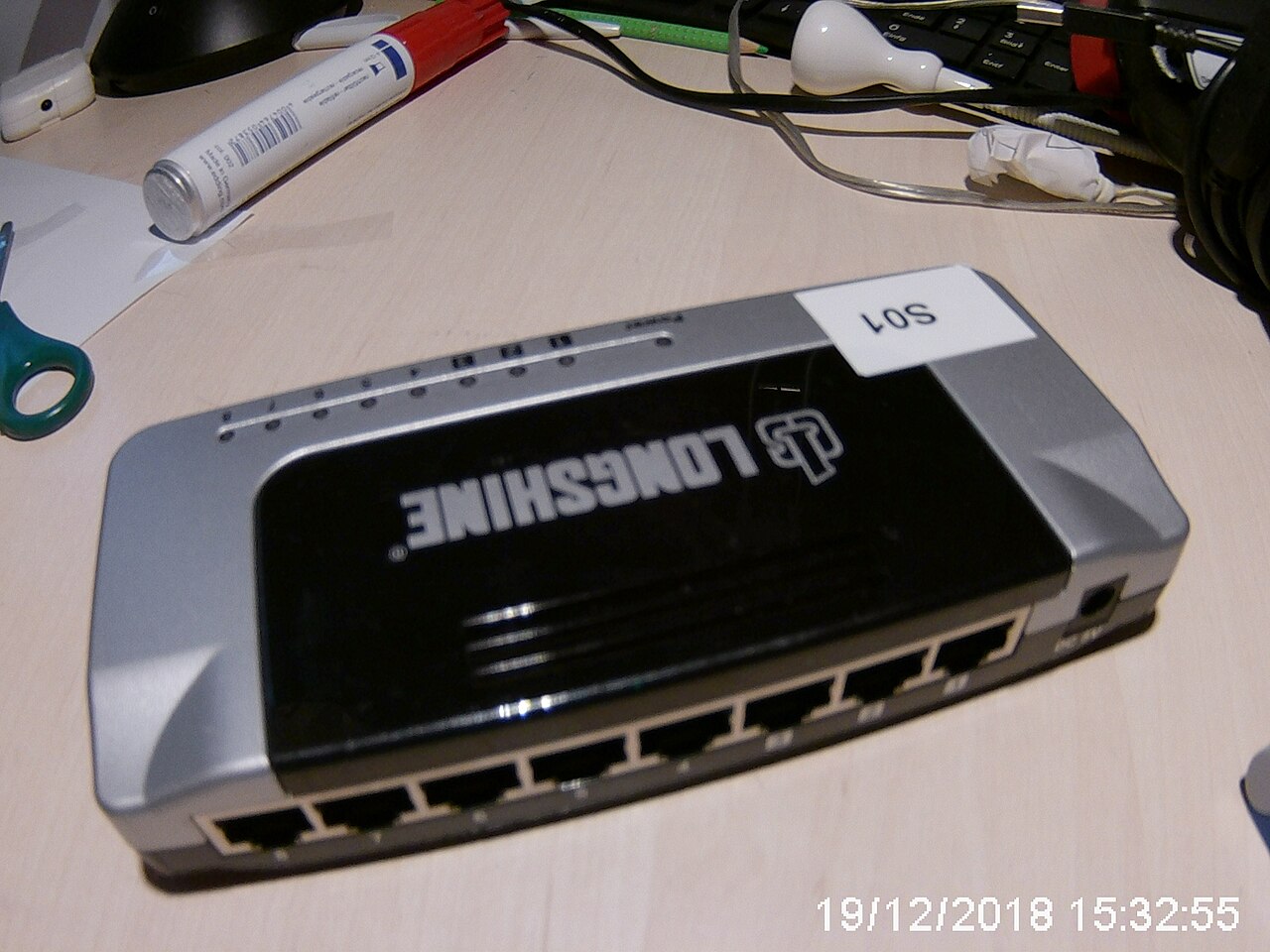 Perangkat switch jaringan dengan kabel ethernet