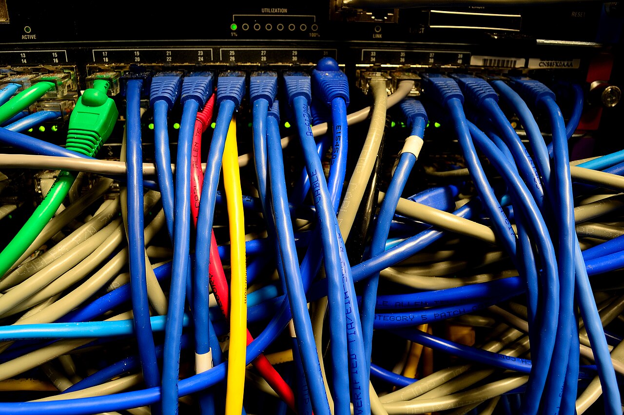 Switch jaringan ethernet tempat beberapa VLAN dikonfigurasi untuk memisahkan divisi kantor